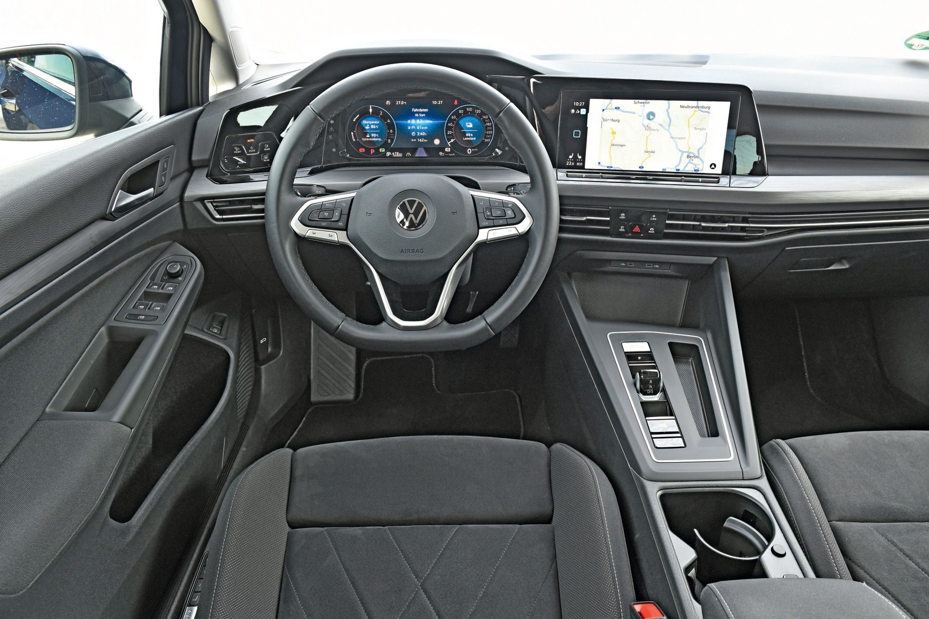 Volkswagen Golf ma mniej praktycznych prawdziwych przycisków. Kierownica tutaj także bez niepotrzebnych zagadek. Sześciobiegowa skrzynia DSG z malutką dźwigienką zmiany trybu pracy na konsoli środkowej, jakość odczuwalna w kabinie – podobnie jak w Oplu – na dobrym poziomie.