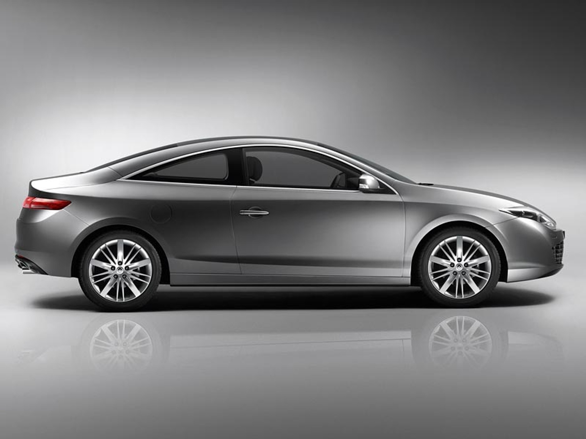 Seryjne coupé Renault Laguna odsłania swoje kształty