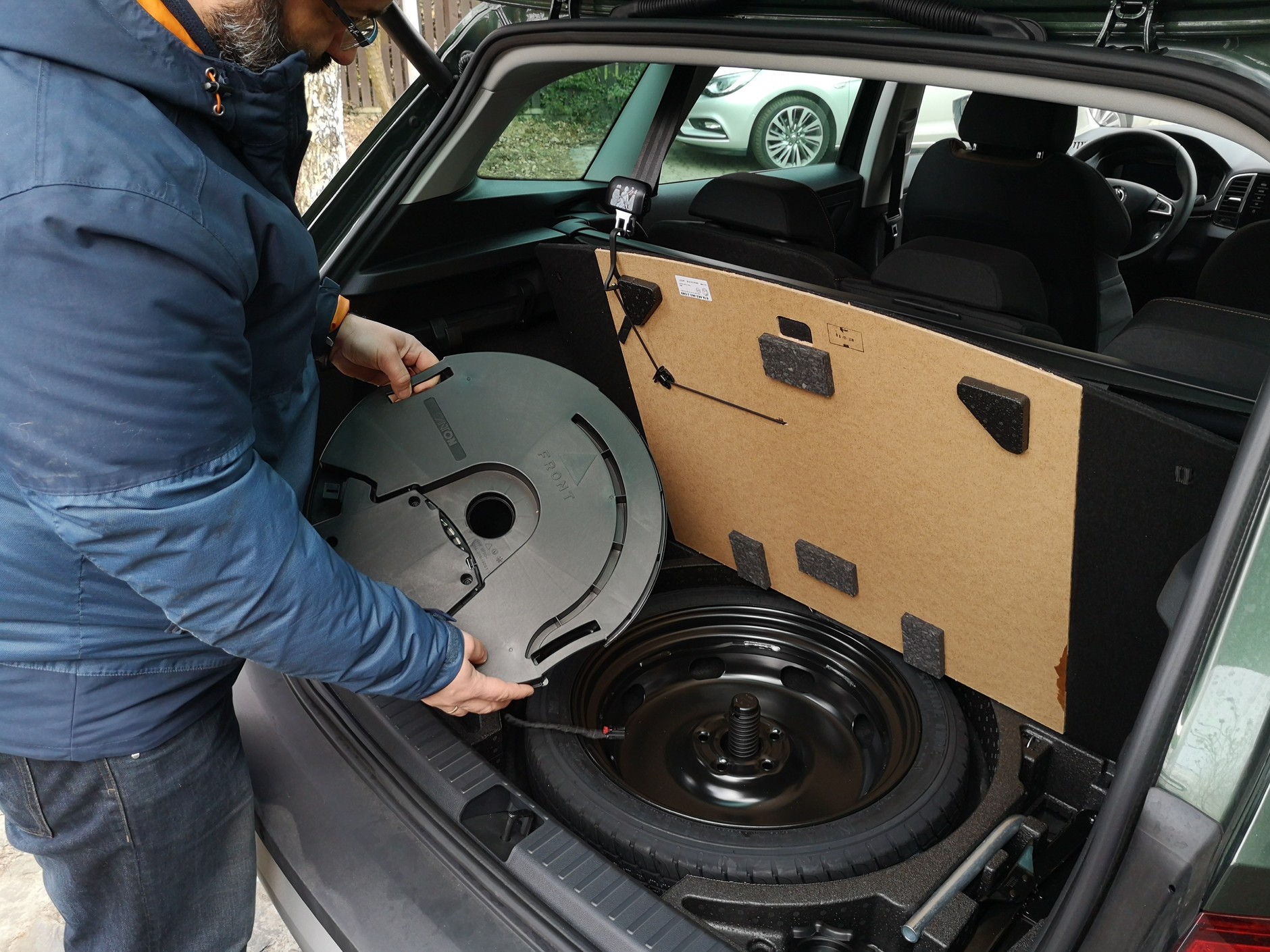 Teraz można zdjęć wypełnienie koła i wyjąć samo koło. Tu mamy dojazdówkę