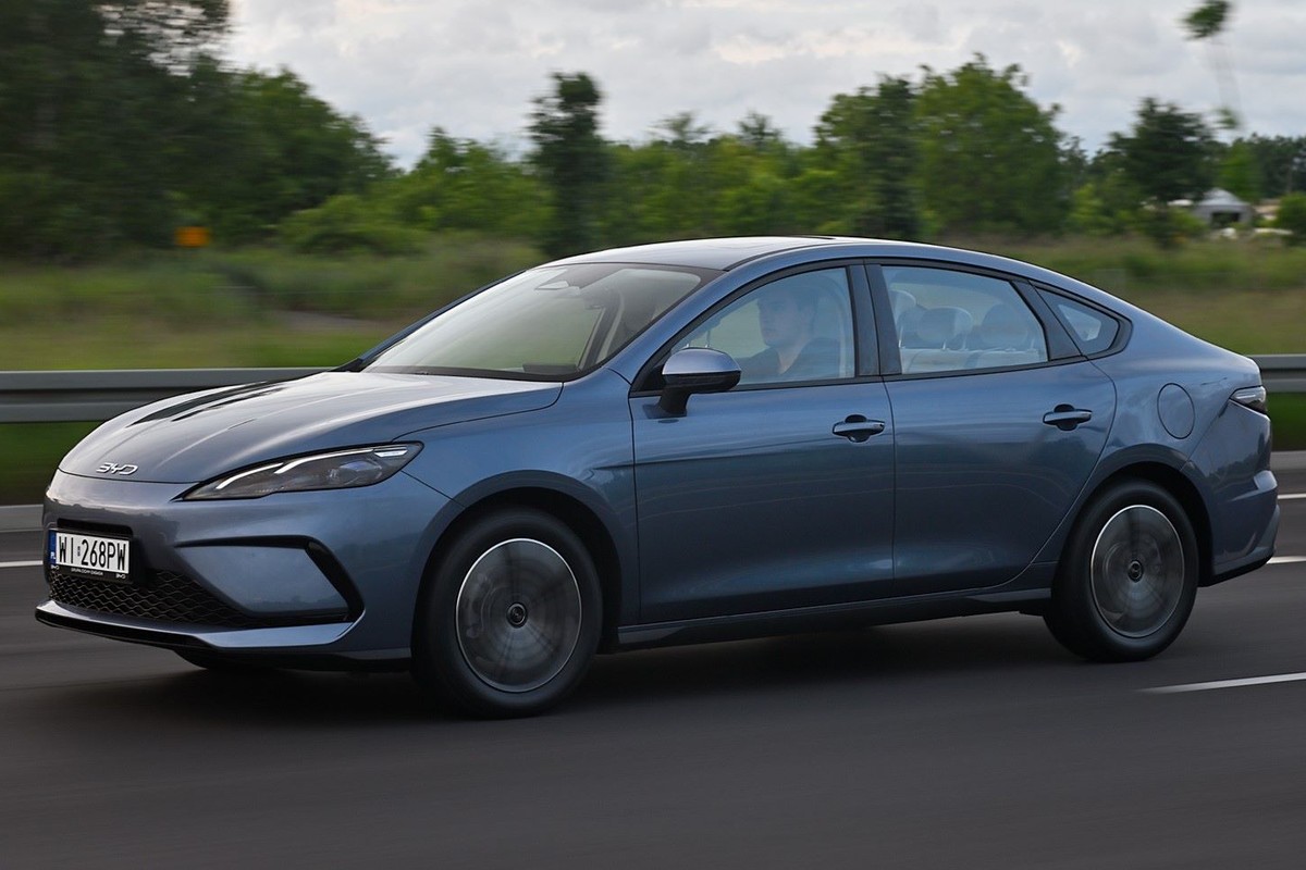 Chińska hybryda z zasięgiem 1050 km i 6-letnią gwarancją. Znam ceny i wyposażenie BYD-a Seal 5 DM-i