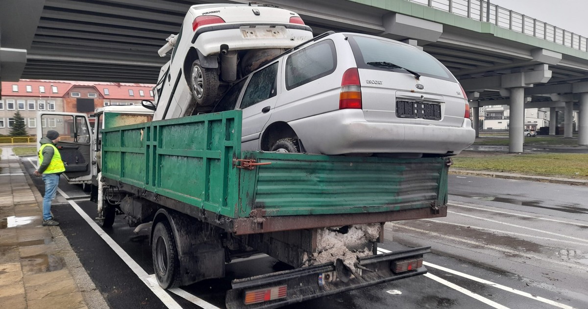 ITD: Samochody wiezione w formie piramidy miały trafić na złom