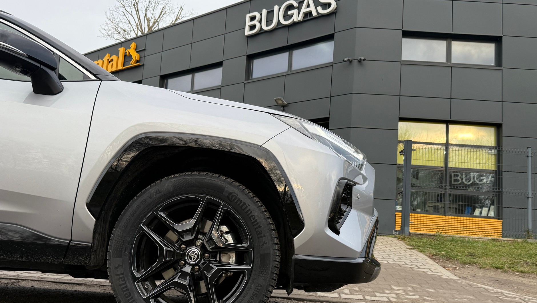 Toyota RAV4 ma rozmiar opon 235/55 R19, ale tańsze wersje mogą mieć felgi o mniejszej średnicy – i co za tym idzie, inne (tańsze) opony