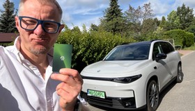 Leapmotor C10 ma nietypowy system dostępu – zamiast tradycyjnego kluczyka-pilota korzystamy z nowoczesnej karty zbliżeniowej. Okazuje się, że to rozwiązanie jest ekstremalnie problematyczne