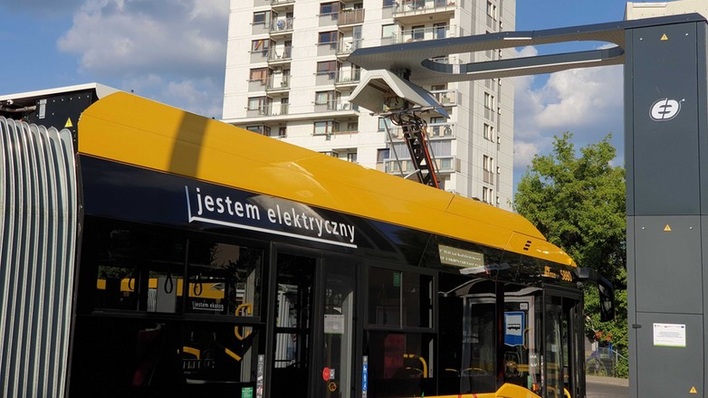 Ładowanie autobusu miejskiego