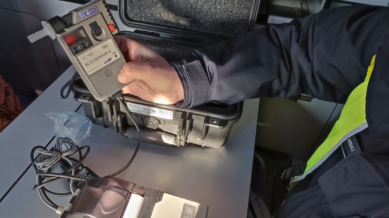 Policjanci zatrzymali kierowcę. W alkomacie zabrakło skali