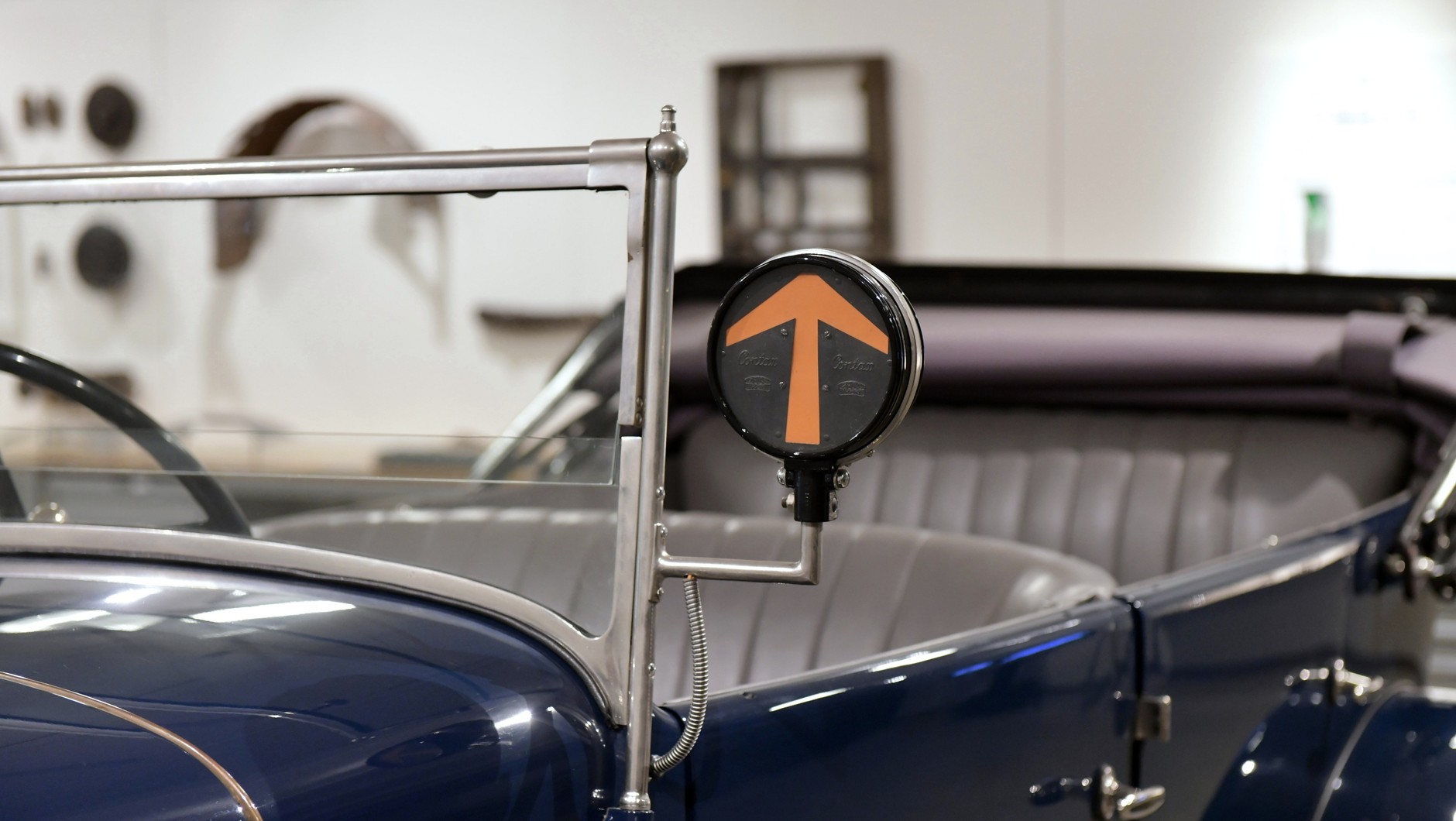 Skoda 110 z 1929 r. miała już bursztynowe kierunkowskazy, ale w dość nietypowej postaci.