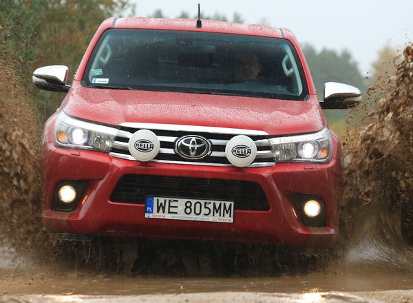 Toyota Hilux 2.4 D-4D - Wygodniejsza, ale i lepsza w terenie