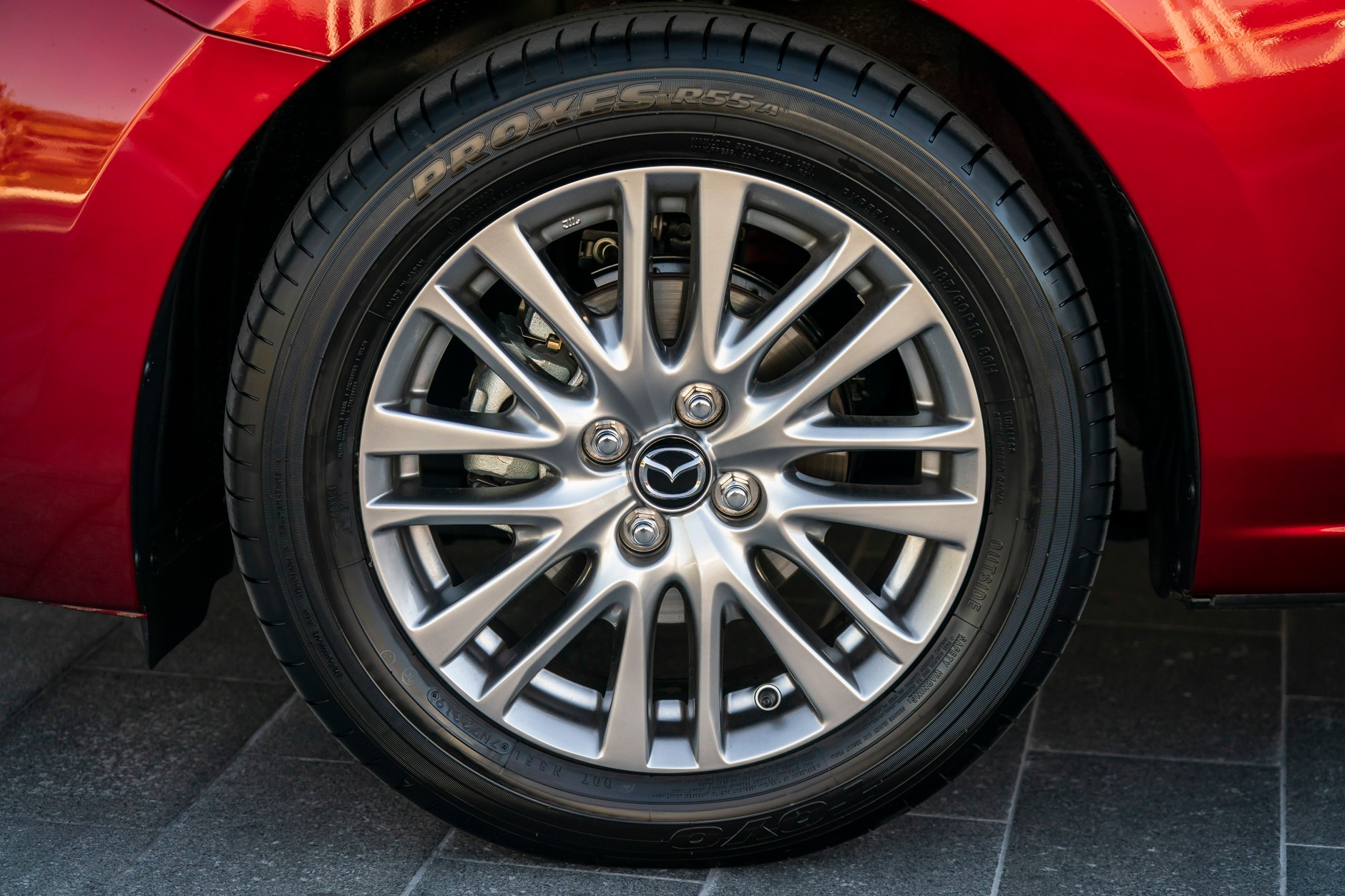 Mazda 2 – poprawiony wygląd i wyposażenie
