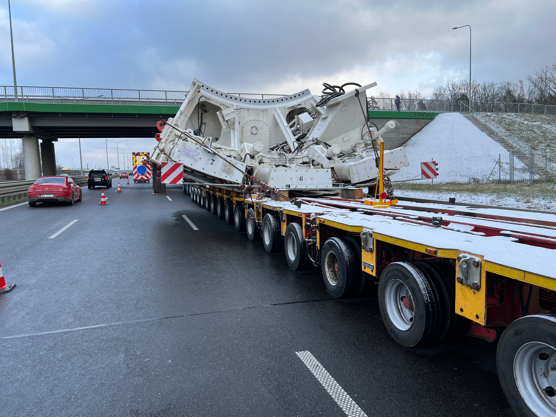 Transport gigantycznej maszyny czeka przed wjazdem do Warszawy na drodze ekspresowej S8 w pobliżu węzła Janki
