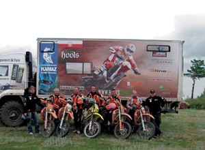 Azjatyckie przyciąganie: ciężarówką i motocyklami do Kazachstanu