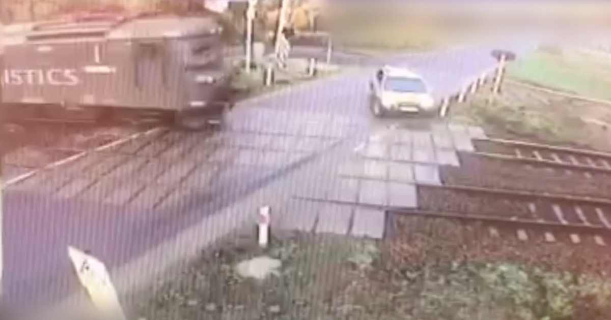 Wjechał prosto pod pociąg
