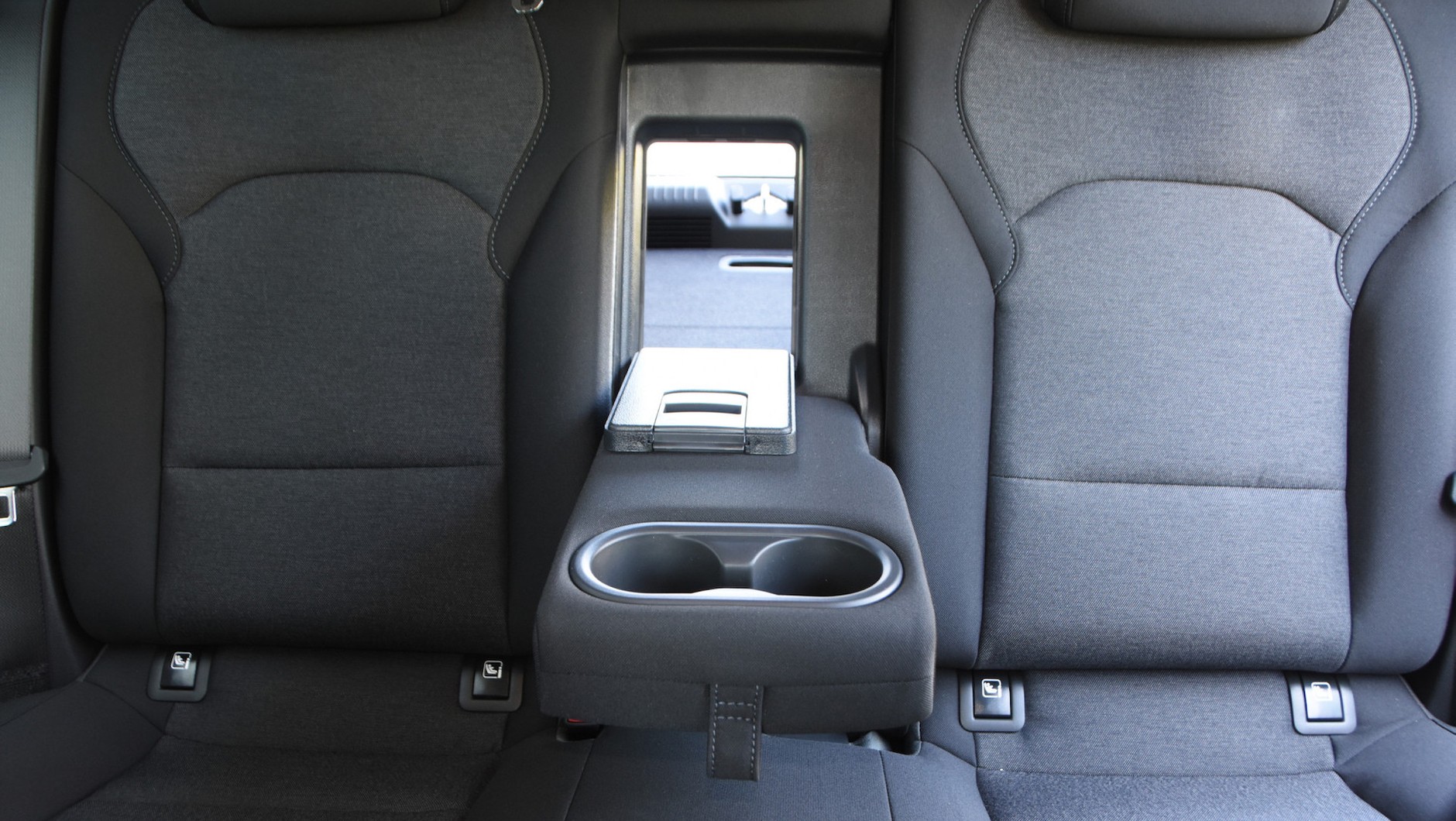 Hyundai: tylny podłokietnik oraz otwór na narty są seryjne w i30 w wersji Comfort.
