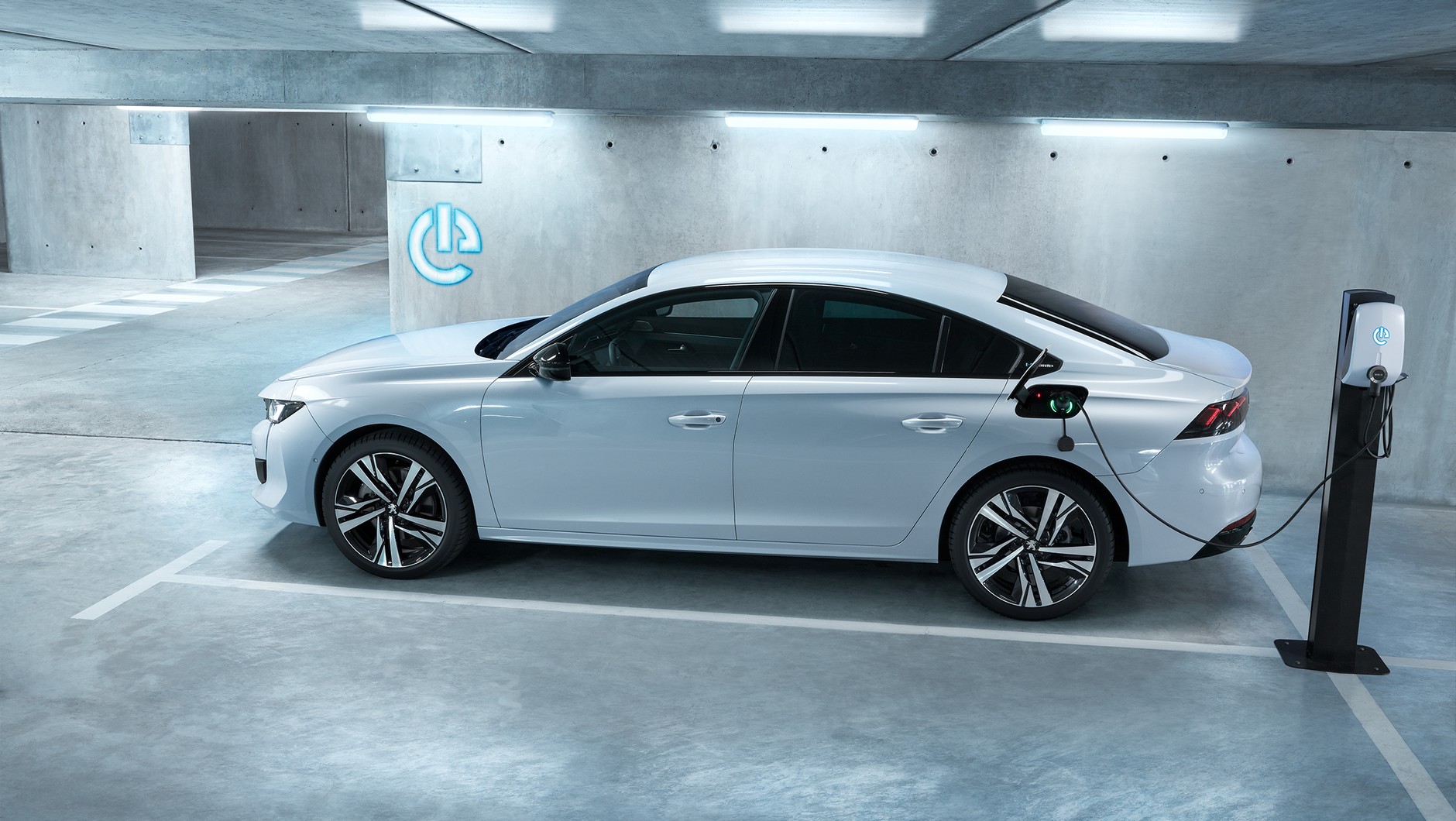 Peugeot 508 PHEV czyli hybryda o mocy 225 KM. Pod maską benzynowe 1.6 l PureTech