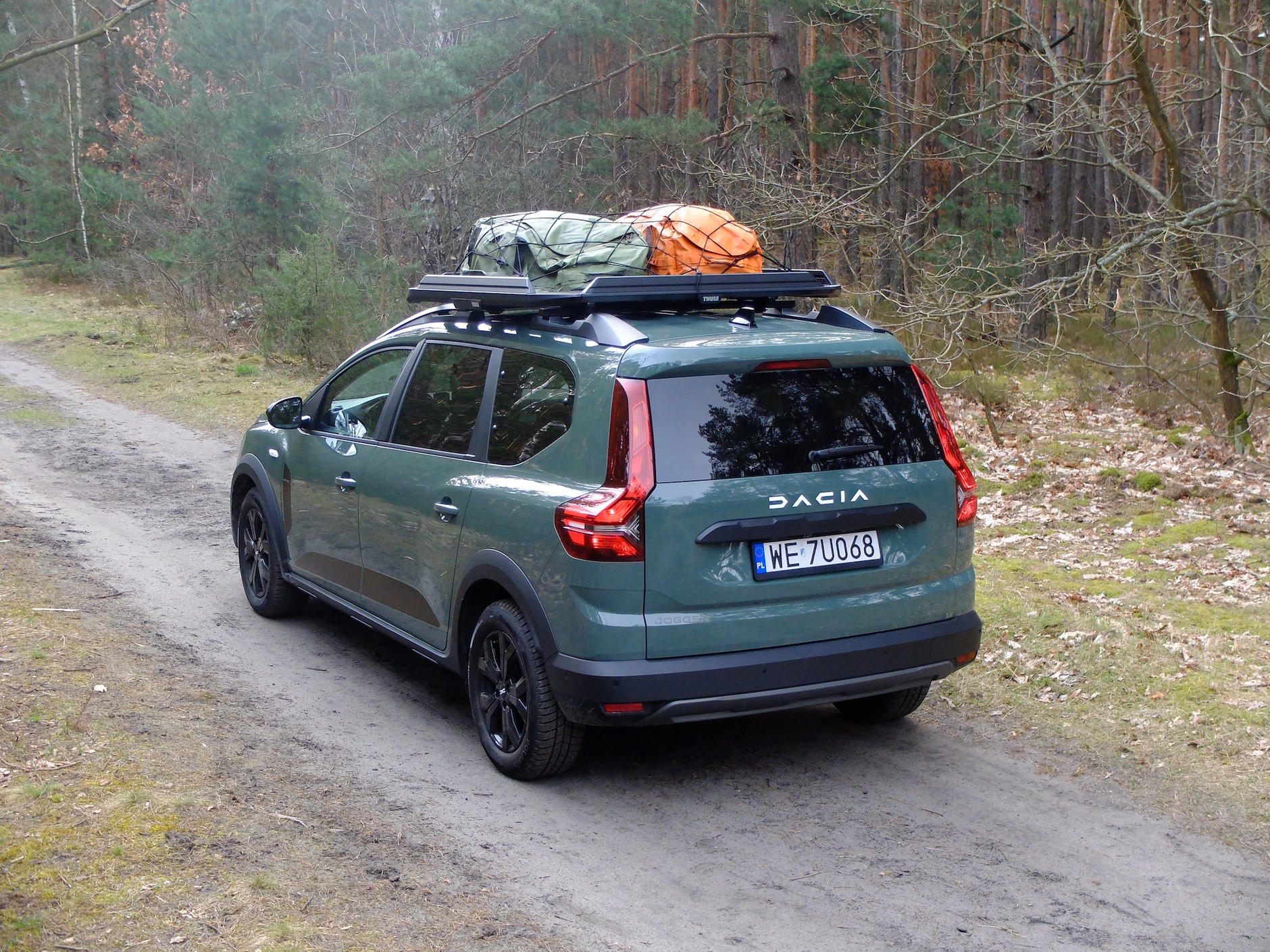 Platforma dachowa Thule Caprock na Dacii Jogger.