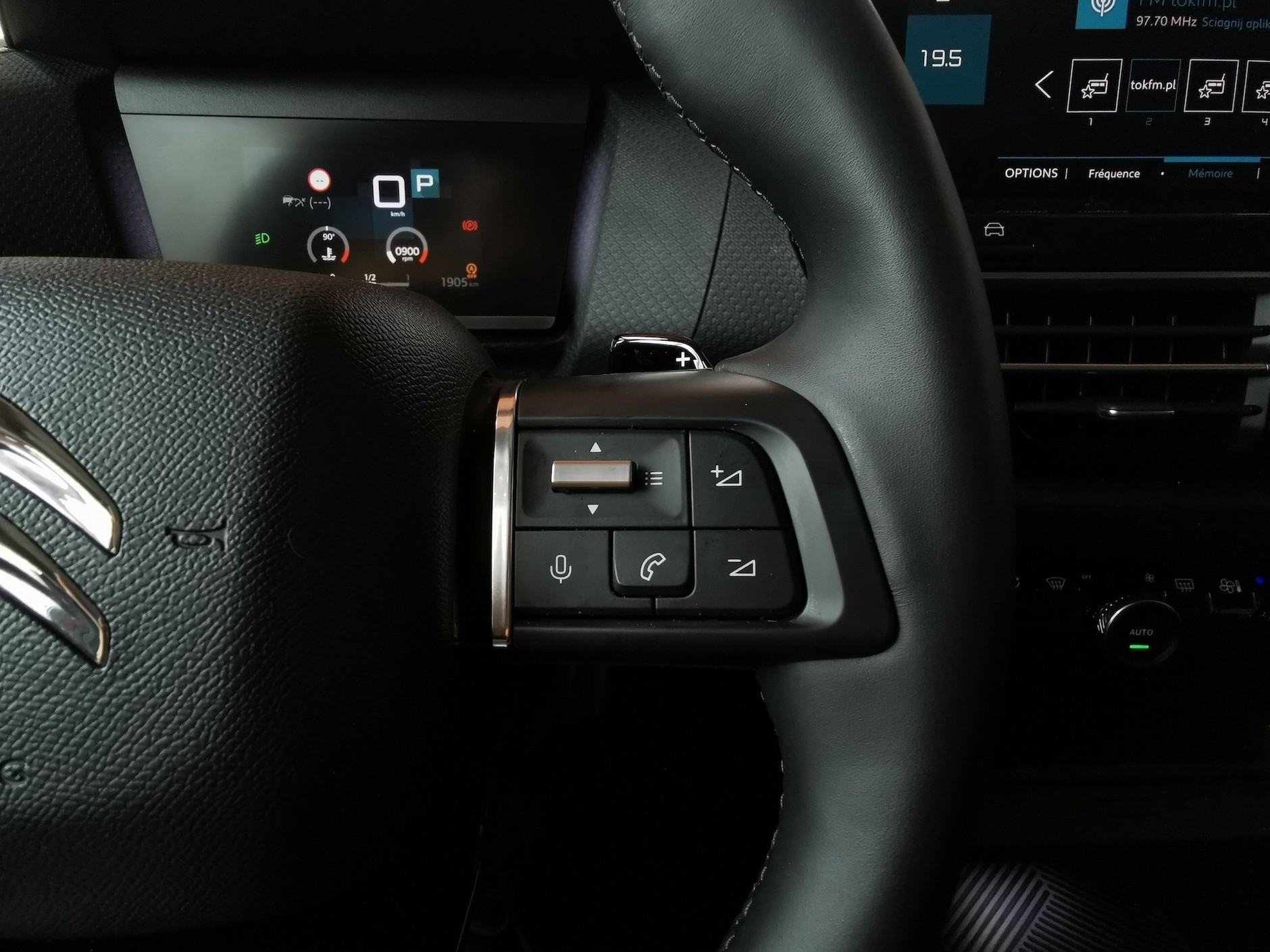 Citroen C4 1.2/130 KM EAT8: ważna rzecz to przyciski głośności. Pokrętło na desce rozdzielczej umieszczone jest daleko od kierowcy, po stronie pasażera