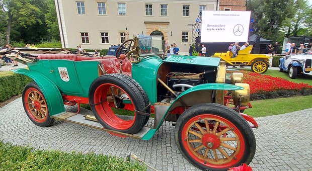Od aut z XIX w. przez jedyne w Polsce zabytkowe Bugatti po najnowsze Lamborghini: kilkaset klasyków na Zamku Topacz