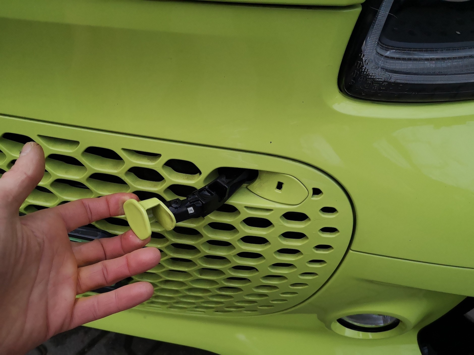 Smart Fortwo EQ: klapę odpinamy dwoma zatrzaskami – z zewnątrz