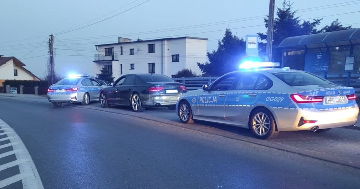 Pijany kierowca poruszał się niesprawnym autem i próbował przekupić policjantów