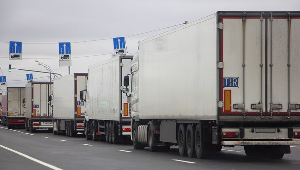 Kolejka tirów na przejściu granicznym z Białorusią ma 18 km. 60 godzin czekania na odprawę
