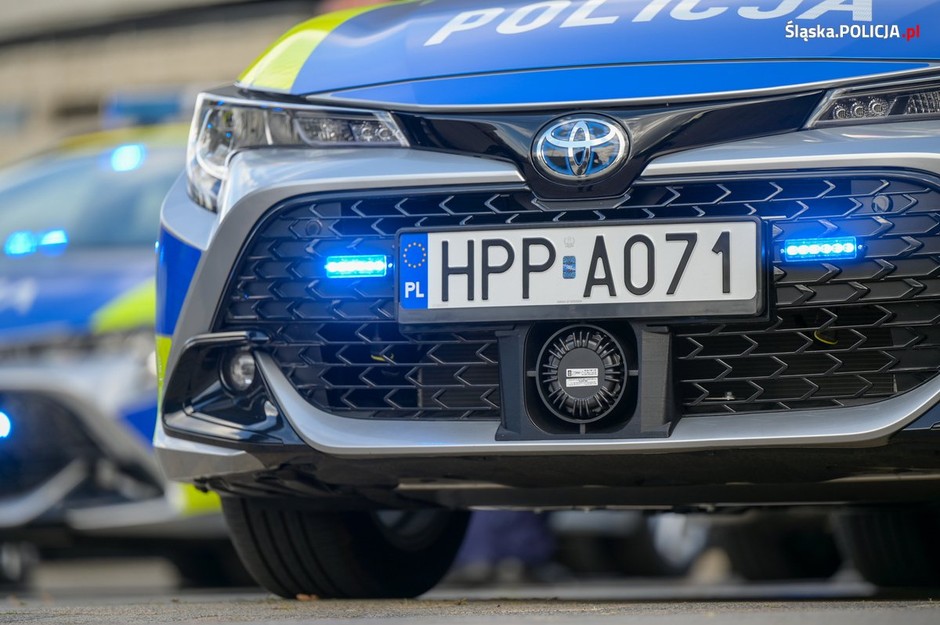 Policjanci ze Śląska dostali nowe radiowozy. Są hybrydowe