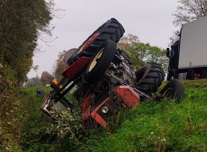 Policjanci drogówki zauważyli leżący w rowie traktor. Szybko stwierdzili przyczynę