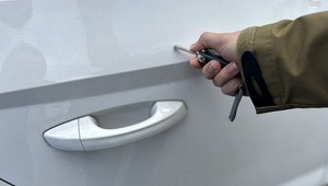 Porysowała auto byłego partnera. To serce będzie kosztowne