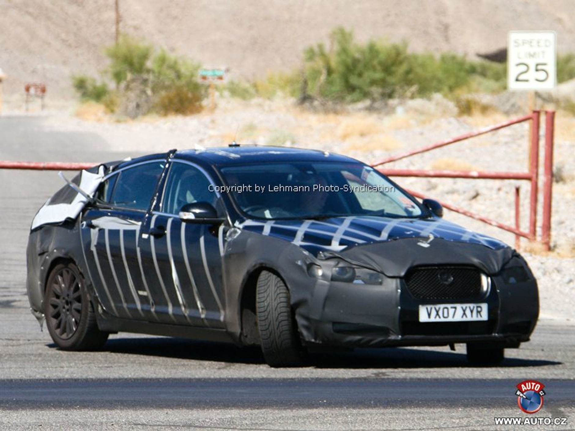 Zdjęcia szpiegowskie: Testowanie Jaguara XF w amerykańskiej prerii