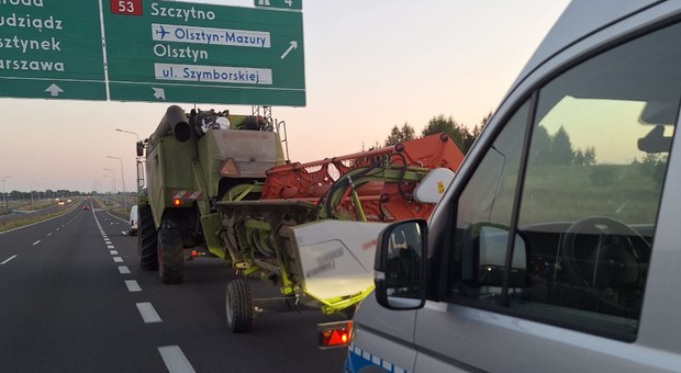 Policjanci zauważyli go na ekspresówce. Ukarali i zapewnili asystę