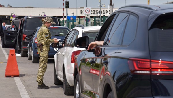 Granica z Ukrainą -  kolejka osobówek na 11 km i pięć dni czekania. To auta sprowadzane  bez podatków