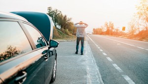 Udają, że zepsuło im się auto, ale tak naprawdę chcą cię naciągnąć! Fałszywe okazje od przydrożnych oszustów