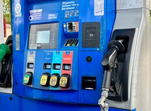 Paliwo w USA jest niewiarygodnie tanie. Uwaga tylko na kolor pistoletu
