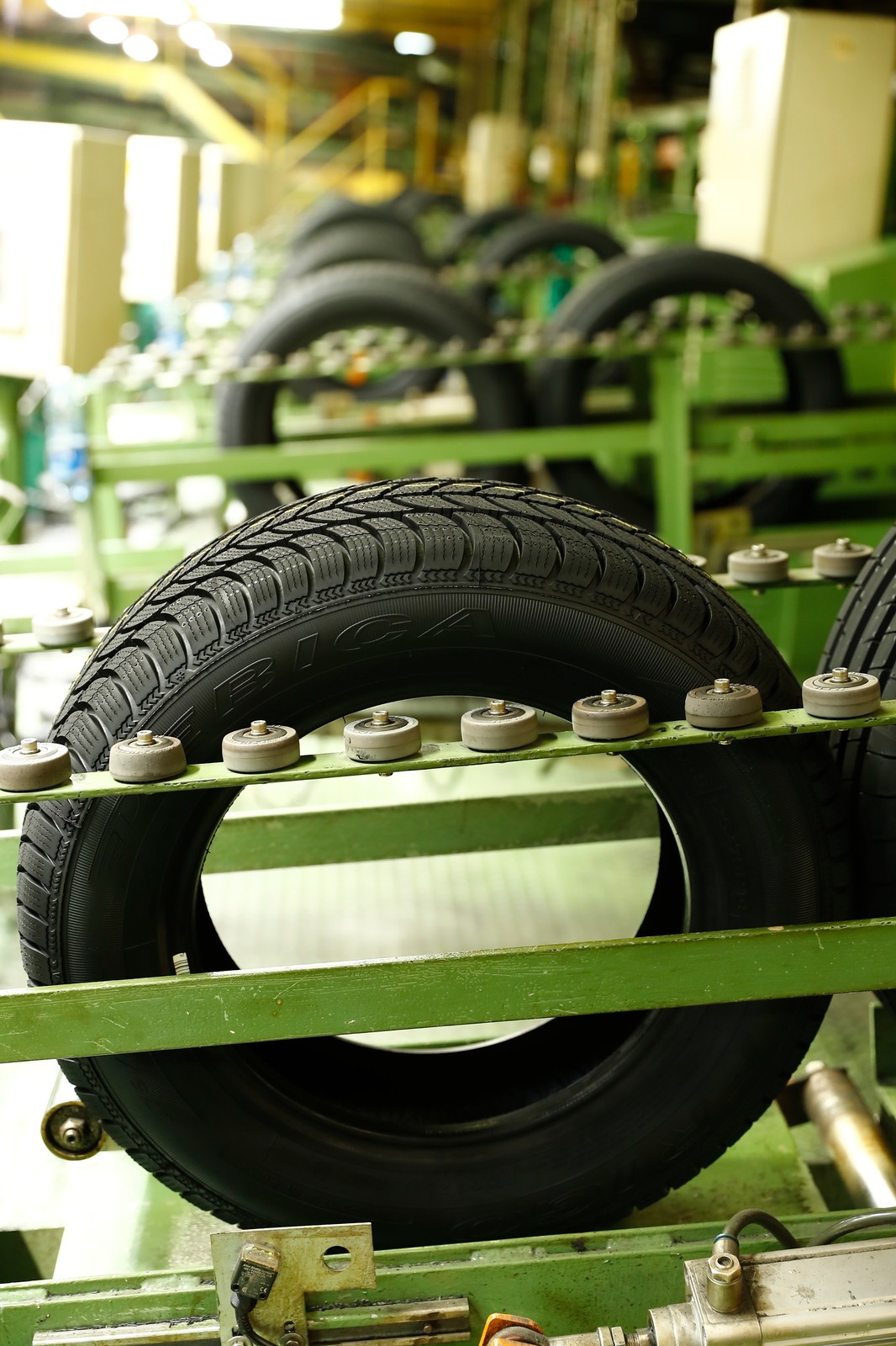 Produkcja opon w fabryce w Dębicy