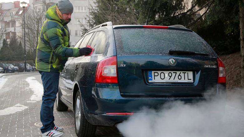 Jak jeździć zimą. Skuteczne porady na mroźne dni