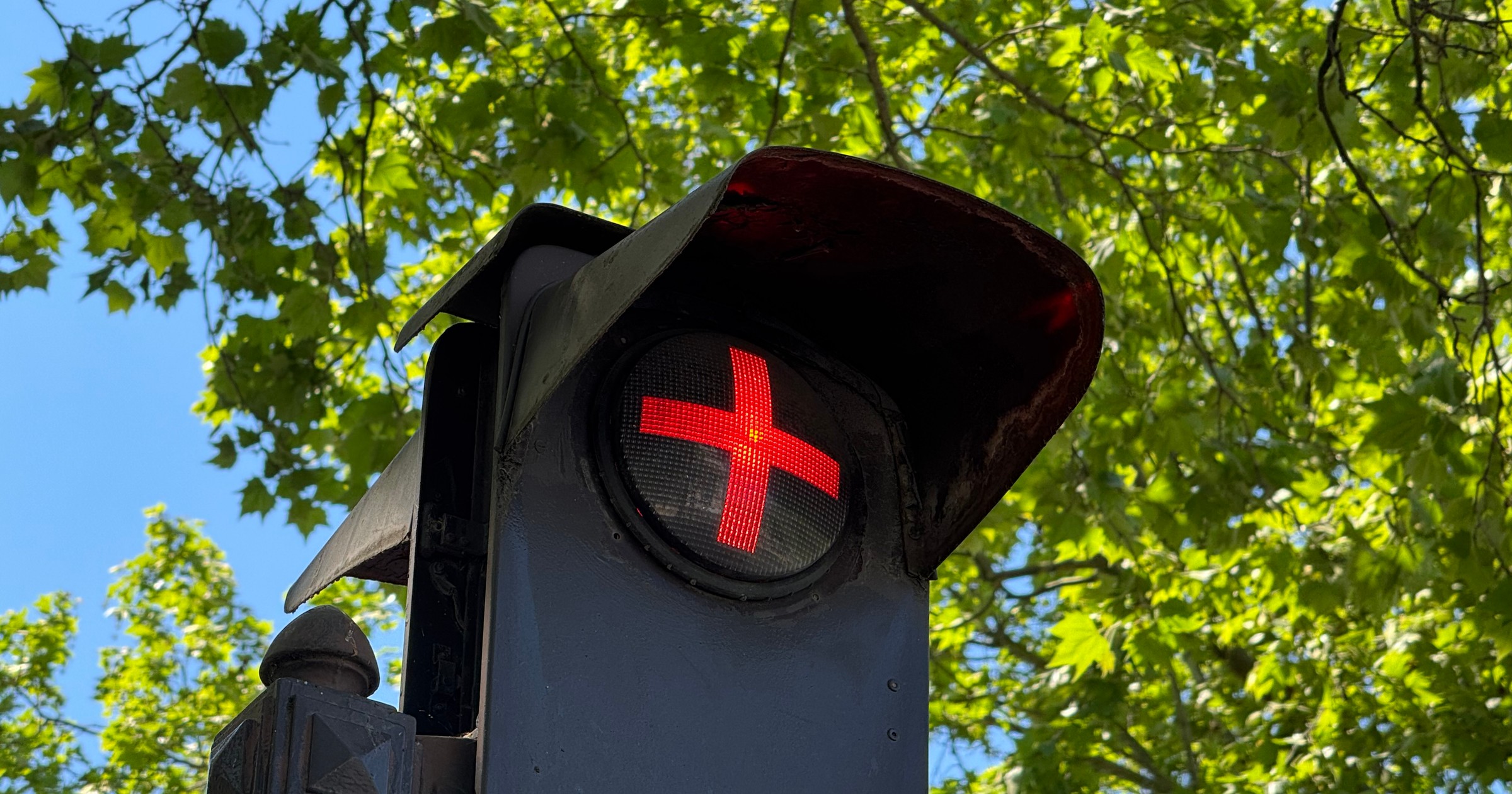 Sygnalizacja świetlna ze świecącym plusem we Francji