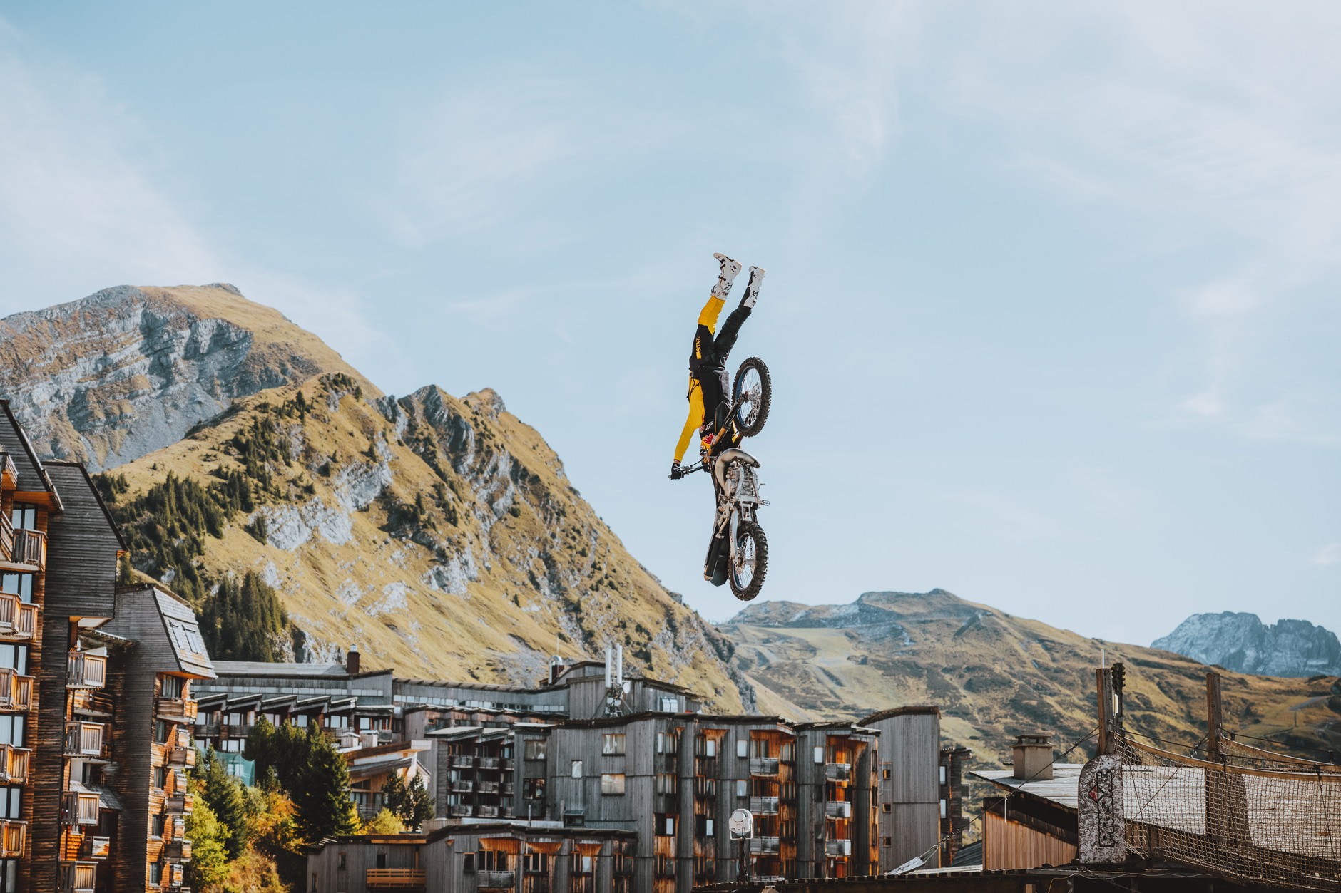Red Bull Tom Pagès wyskoczył z klifu wprost w przepaść