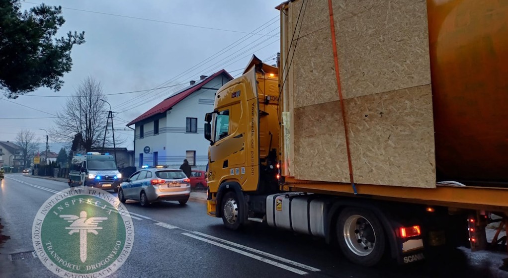 Przewoził komorę baryczną. Nie zmieścił się pod linią energetyczną