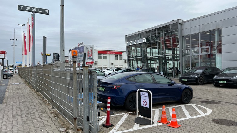 Salon Tesli w Ząbkach koło Warszawy