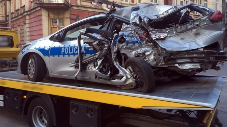 Policyjny radiowóz staranowany przez cysternę