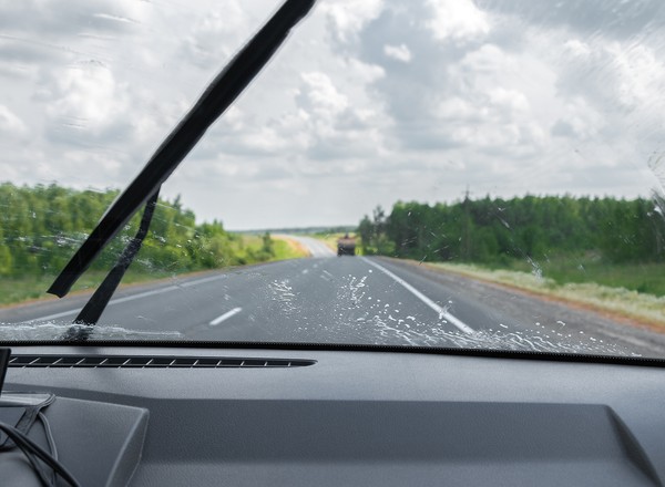 Dlaczego wycieraczki w samochodzie skrzypią? Wypróbuj te sposoby, zanim je wymienisz