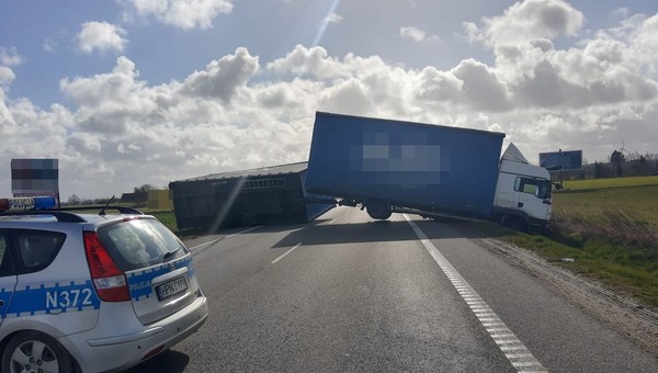 Uwaga na silny wiatr - wywrócona ciężarówka na wybrzeżu