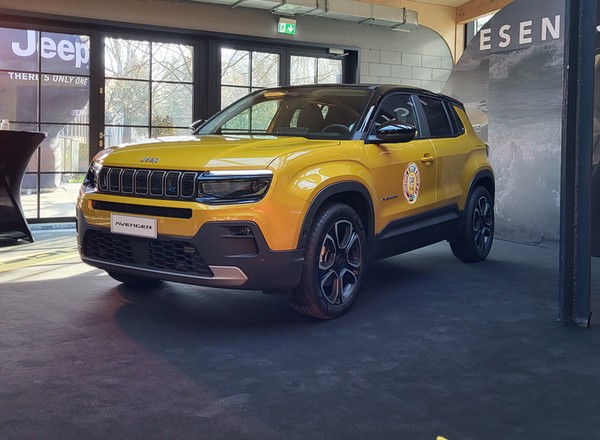 Pierwszy Jeep z Polski dostępny także w wersji spalinowej. Znamy cenę