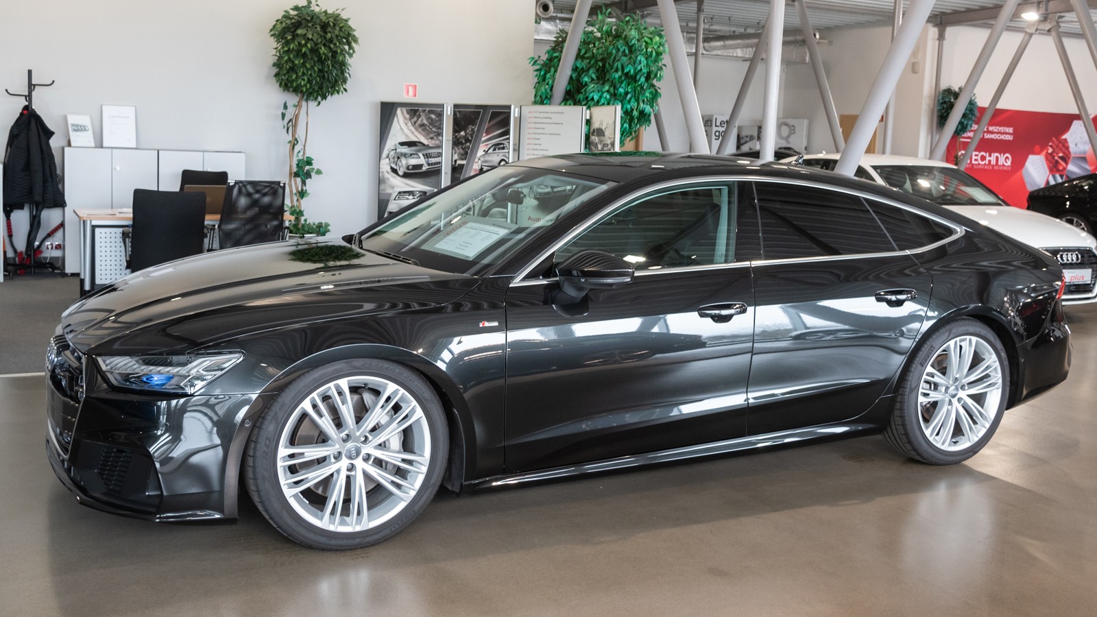 Audi A7 3.0 TFSI (340 KM), S-tronic, quattro, 2018 r., przebieg 7351 km. Ekskluzywne auto z licznymi dodatkami i minimalnym przebiegiem. Bogate wyposażenie zawiera m.in. 20-calowe felgi, dach panoramiczny, reflektory LED Matrix czy audio Bang & Olufsen. CENA 349 900 zł
