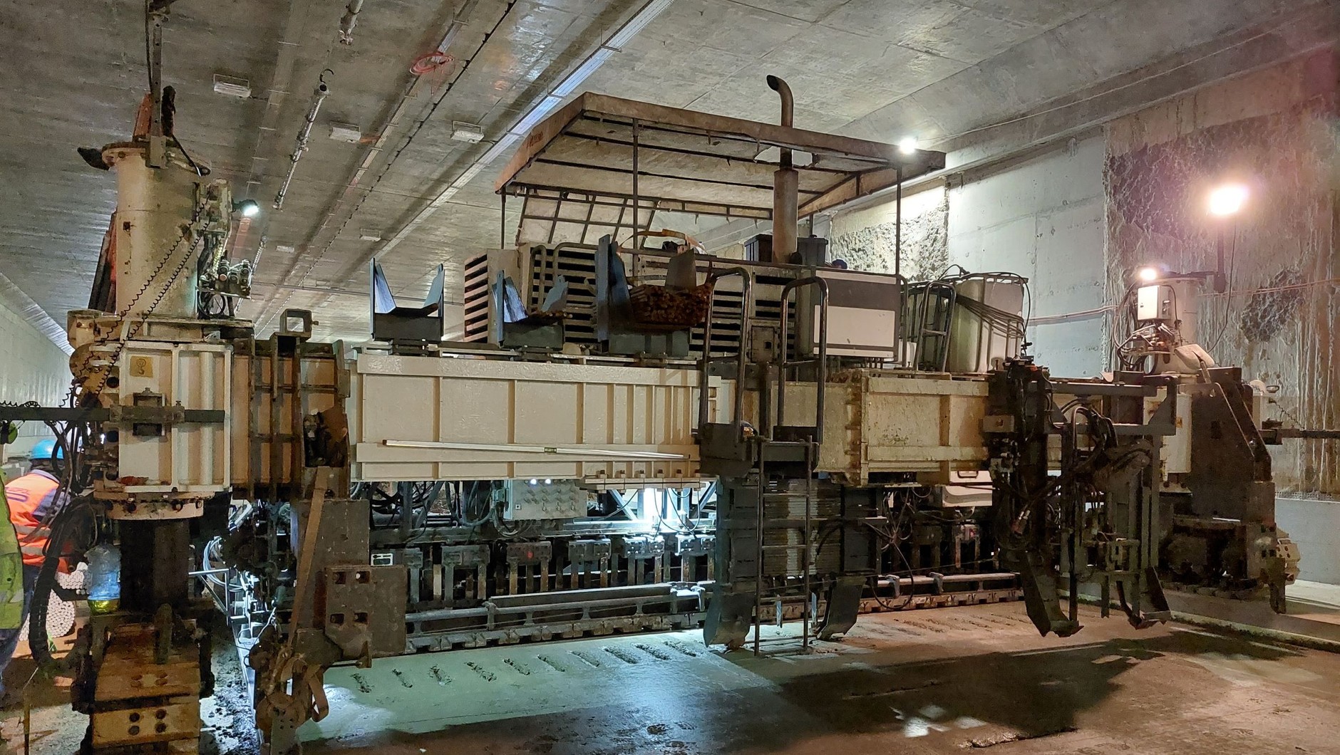 Północna Obwodnica Krakowa — budowa nawierzchni betonowej w tunelu