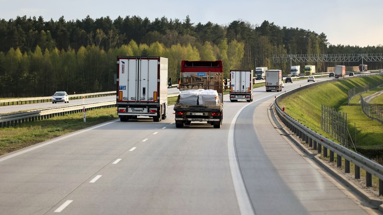 Wyprzedzająca ciężarówka na autostradzie