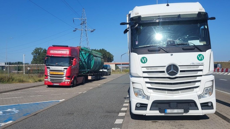 LItewski ciągnik siodłowy jechał z pustą naczepą po meble