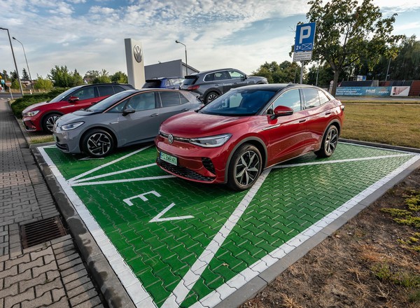 Zaparkował przed zepsutą ładowarką, odholowali mu auto i kazali zapłacić 2 tys. zł. Sąd wydał wyrok
