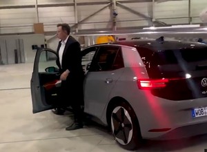 Elon Musk i Herbert Diess na wspólnej przejażdżce Volkswagenem