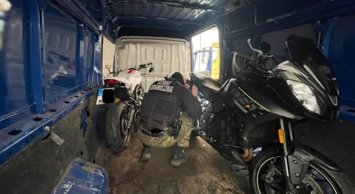 Straż graniczna ścigała kierowcę busa. Na pace miał jeszcze "ciepły" towar