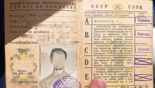 Policjanci z Gdyni nie spodziewali się takiego prawa jazdy. Było z czasów ZSRR