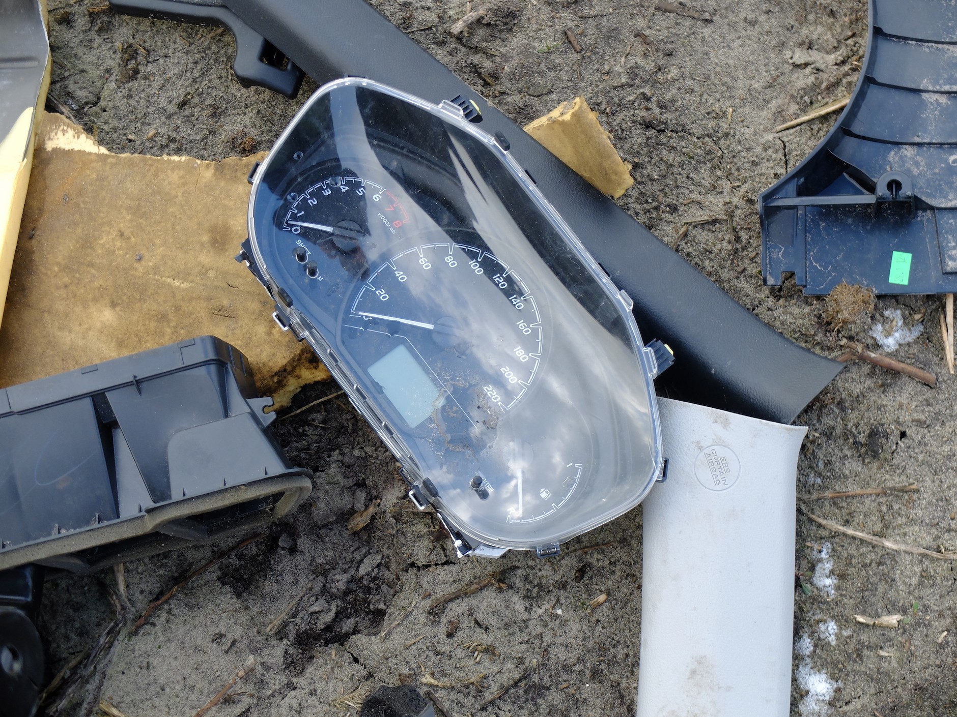 Zobacz, co zostaje z samochodów, które wpadły w ręce przestępców. Szokujące zdjęcia z lasów powiatu wołomińskiego!